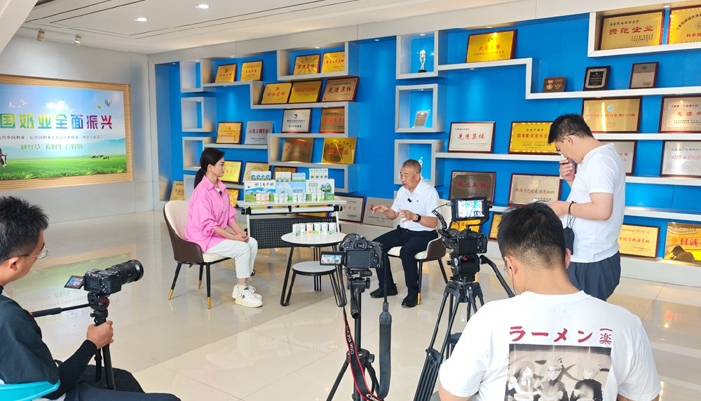 《鄉(xiāng)村新事記》欄目組專訪前進(jìn)村黨委書記、前進(jìn)集團(tuán)董事長(zhǎng)馬志祥